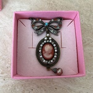 Vintage emblem necklace 🎀